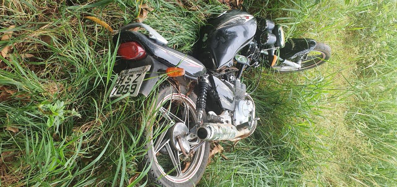 Moto é encontrada pela PM em terreno baldio no Jd. Maristela Moto é encontrada pela PM em terreno baldio no Jd. Maristela