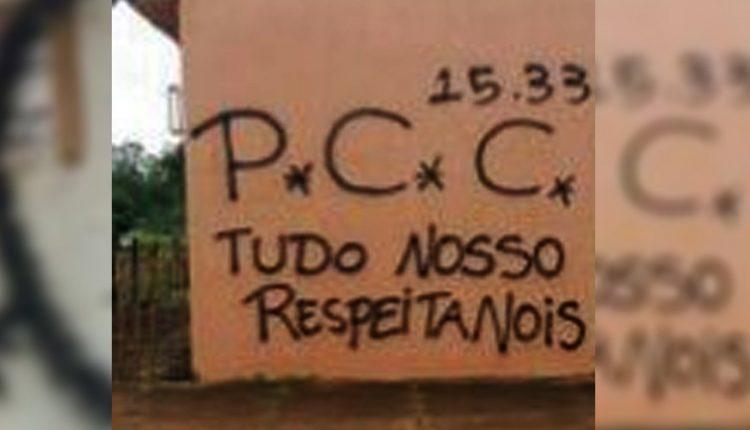 Após discutir com vizinho, homem encontra muro pichado com ‘PCC’ e faz ameaças em cemitério Após discutir com vizinho, homem encontra muro pichado com ‘PCC’ e faz ameaças em cemitério