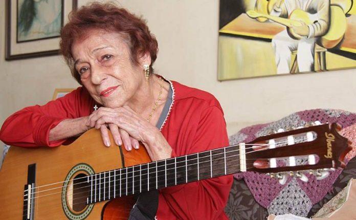 Cantora Delinha cai em casa e vai para hospital de Campo Grande