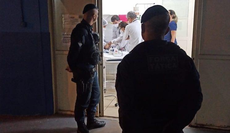 Desesperado, pai pede socorro na rua para bebê engasgada que é salva por policiais