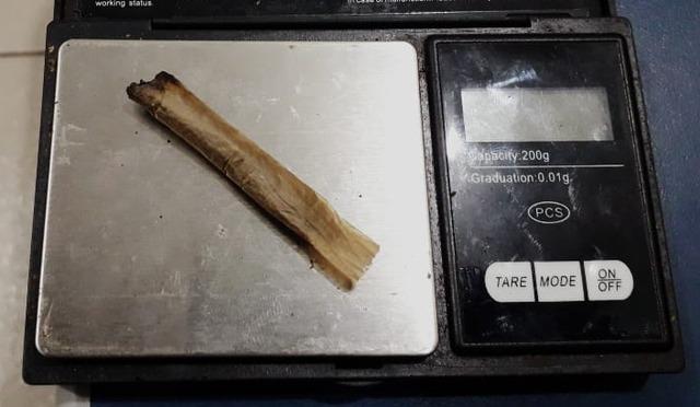 Homem é detido pelo Getam fumando maconha ao lado de criança no Jd. das Oliveiras