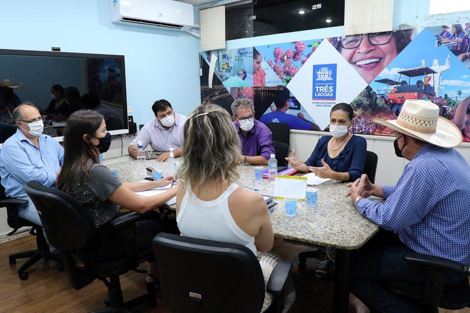 Prefeito e secretários avaliam em reunião paralisação ou não do ensino híbrido do Município