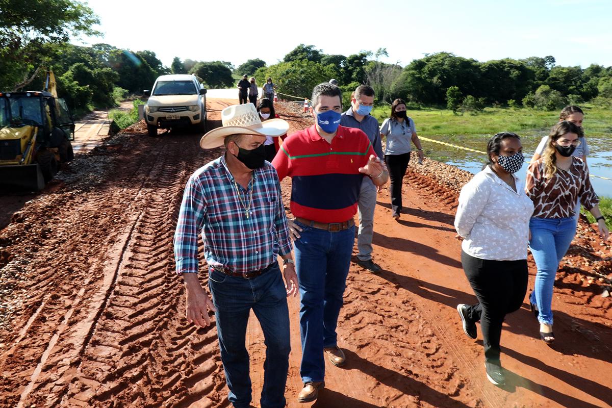 Prefeito e vereadores visitam obra da Ponte do Córrego Lagoa Amarela