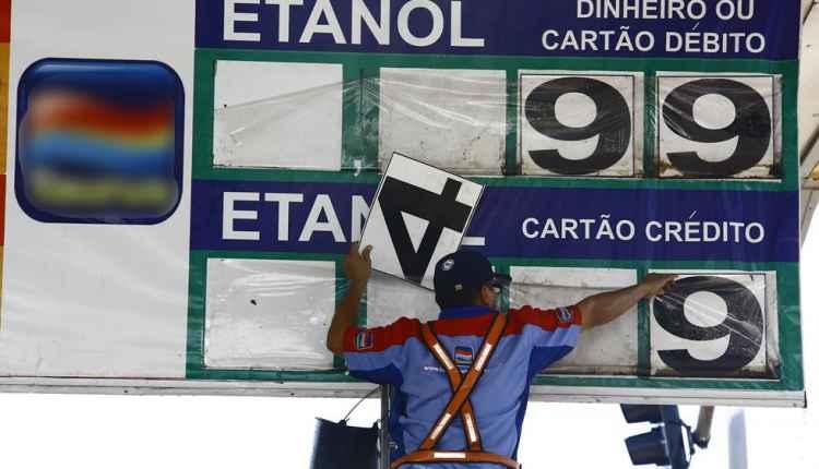 Reinaldo não reduz ICMS da gasolina, mas vai pagar R$ 3,54 por litro em contrato do Governo Reinaldo não reduz ICMS da gasolina, mas vai pagar R$ 3,54 por litro em contrato do Governo