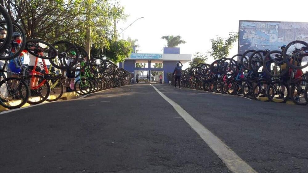 Ciclista morta em acidente próximo ao aeroporto é homenageada por grupos de pedal de Três Lagoas