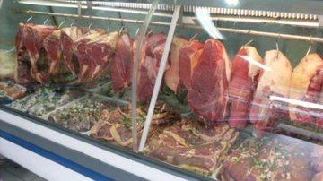Com gato e até baratas em açougue, polícia interdita mercado em MS Com gato e até baratas em açougue, polícia interdita mercado em MS