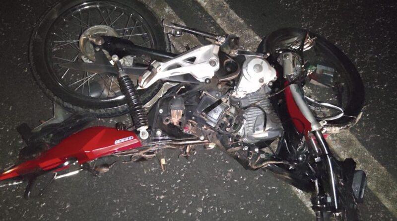 Dois morrem após camionete colidir na traseira de moto e capotar na MS-164 Dois morrem após camionete colidir na traseira de moto e capotar na MS-164