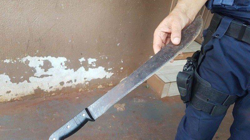 Homem ameaça vizinho e tenta matar cachorro com golpes de facão em MS Homem ameaça vizinho e tenta matar cachorro com golpes de facão em MS