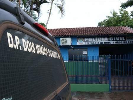 Mulher se nega a sair com homem e é agradecida com golpes de capacete Mulher se nega a sair com homem e é agradecida com golpes de capacete