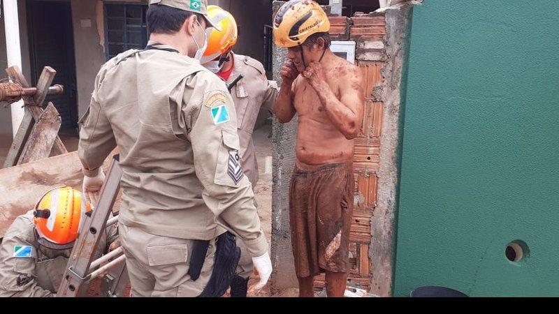 Ao cavar fossa, trabalhador fica soterrado e é socorrido Ao cavar fossa, trabalhador fica soterrado e é socorrido