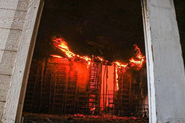 Com 3 explosões, incêndio acorda moradores e destrói espaço de festas Com 3 explosões, incêndio acorda moradores e destrói espaço de festas
