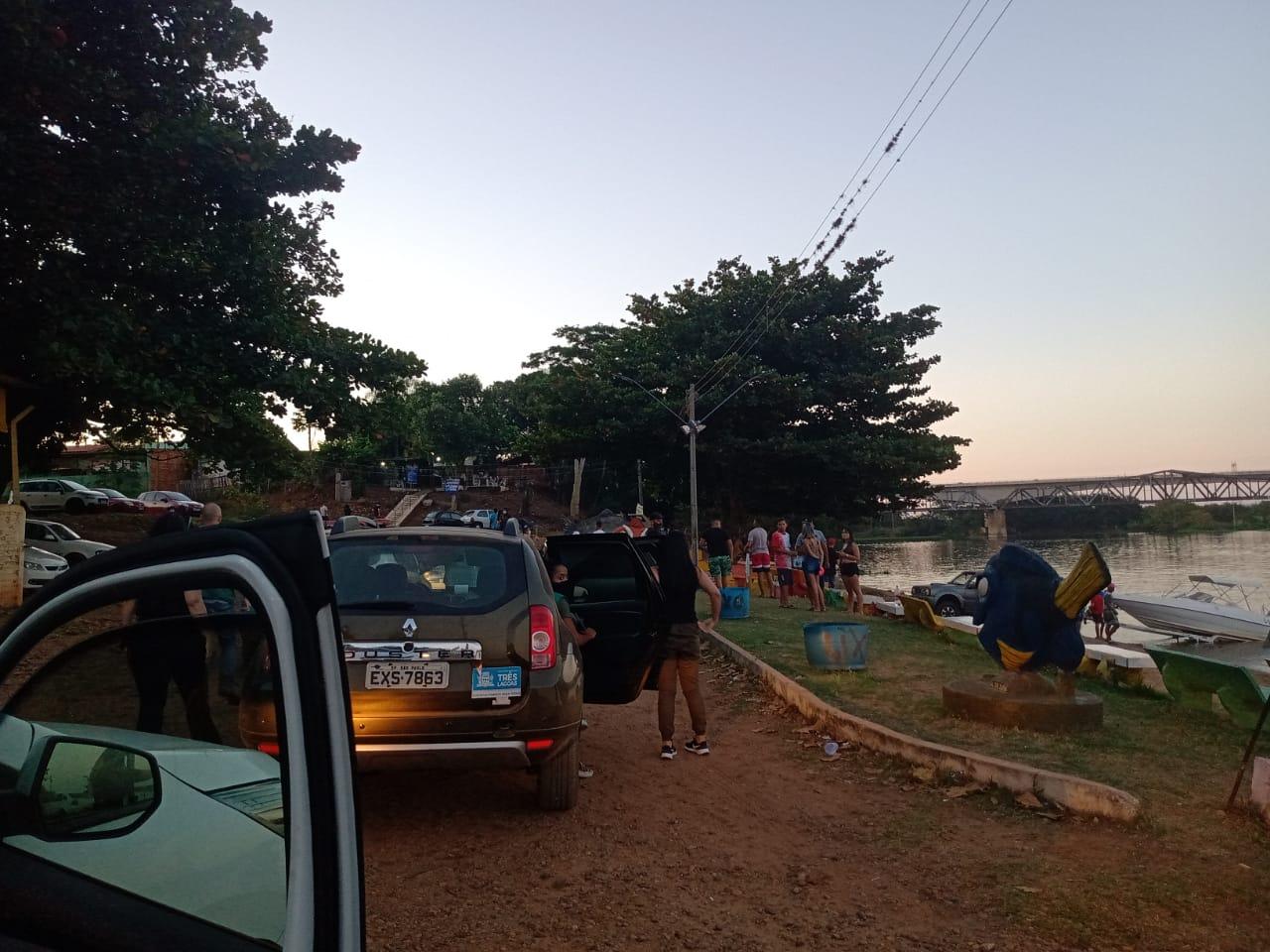 DE OLHO NO CORONAVÍRUS: Fiscalização interdita campo de futebol e encerra festa DE OLHO NO CORONAVÍRUS: Fiscalização interdita campo de futebol e encerra festa