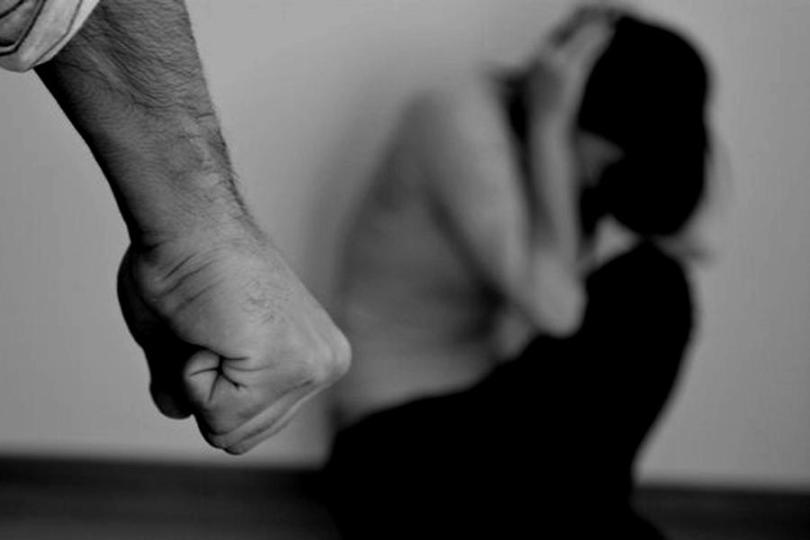 Ex-marido invade casa, agride mulher na frente dos filhos