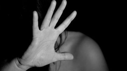 Ex-marido invade apartamento, agride e arrasta mulher nua