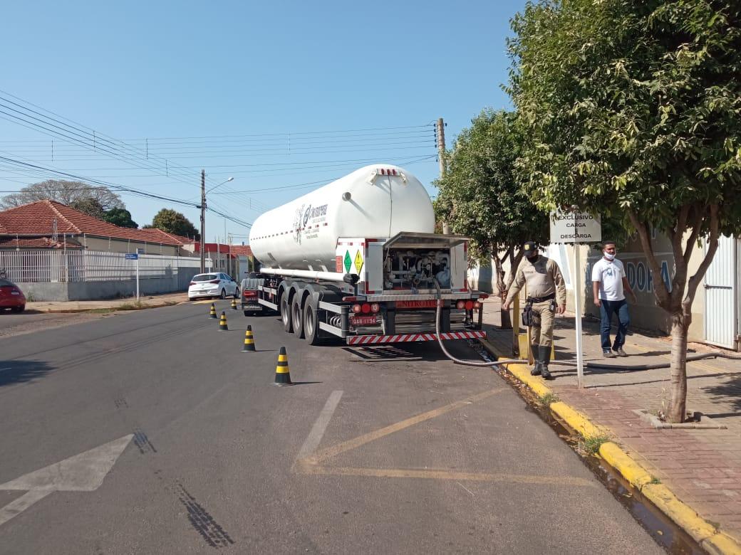 Motoristas estacionam em vaga destinada para caminhão de oxigênio Motoristas estacionam em vaga destinada para caminhão de oxigênio