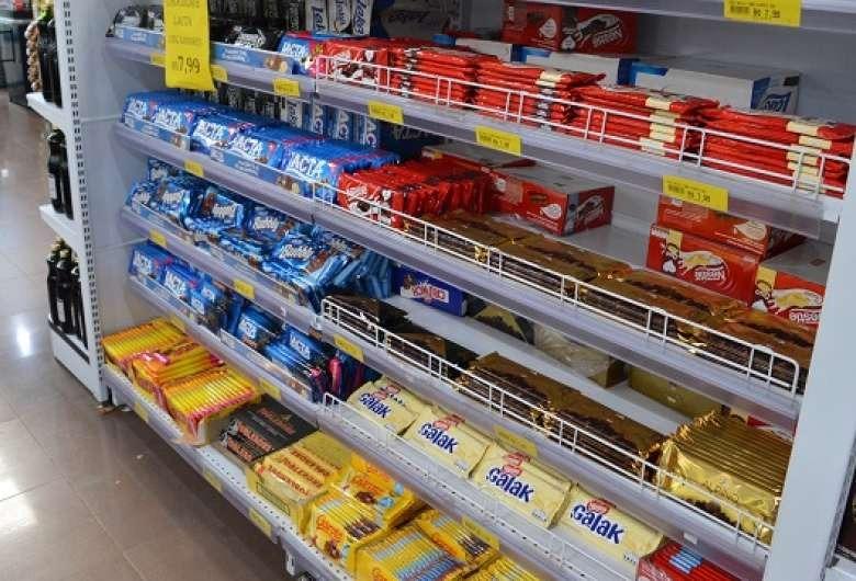 Mulher é flagrada furtando barras de chocolate em supermercado de Três Lagoas (MS)