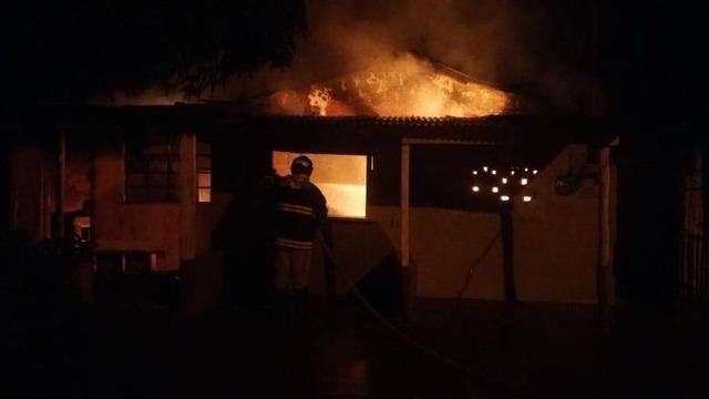 Neto agride avó e incendeia residência no bairro Santos Dumont