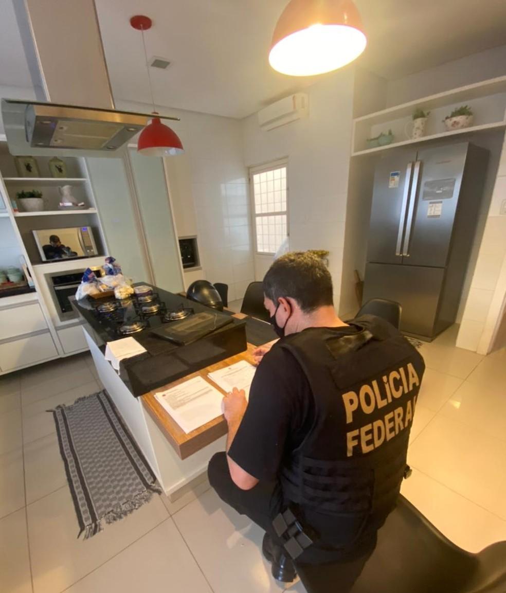 Polícia Federal prende três suspeitos por tráfico e lavagem de dinheiro