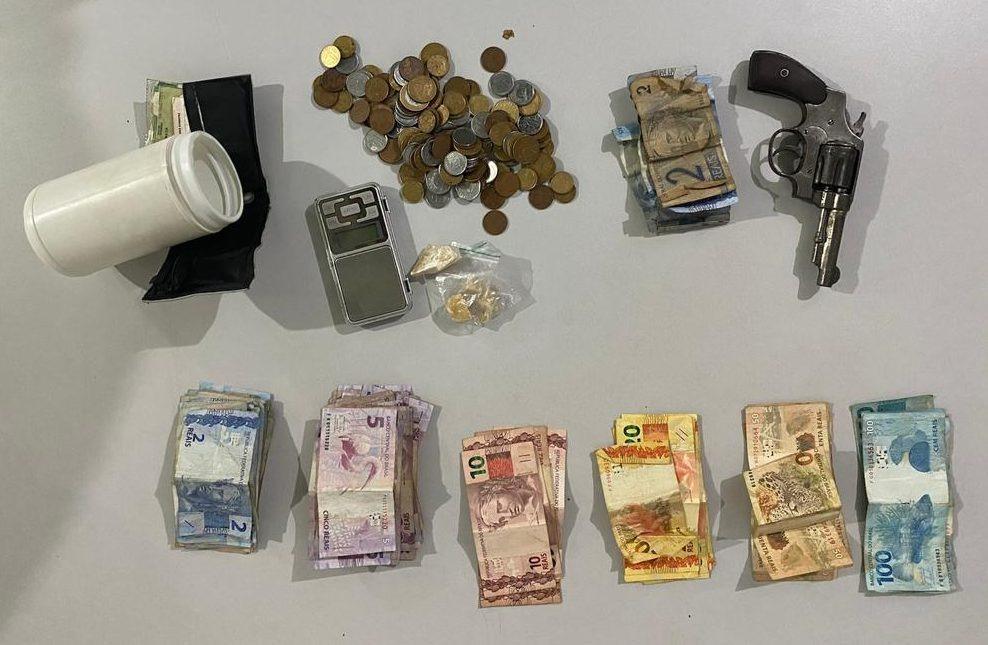 Polícia Militar em ação conjunta prende autor de Tráfico de Drogas e Porte Ilegal de arma de fogo em Três Lagoas Polícia Militar em ação conjunta prende autor de Tráfico de Drogas e Porte Ilegal de arma de fogo em Três Lagoas