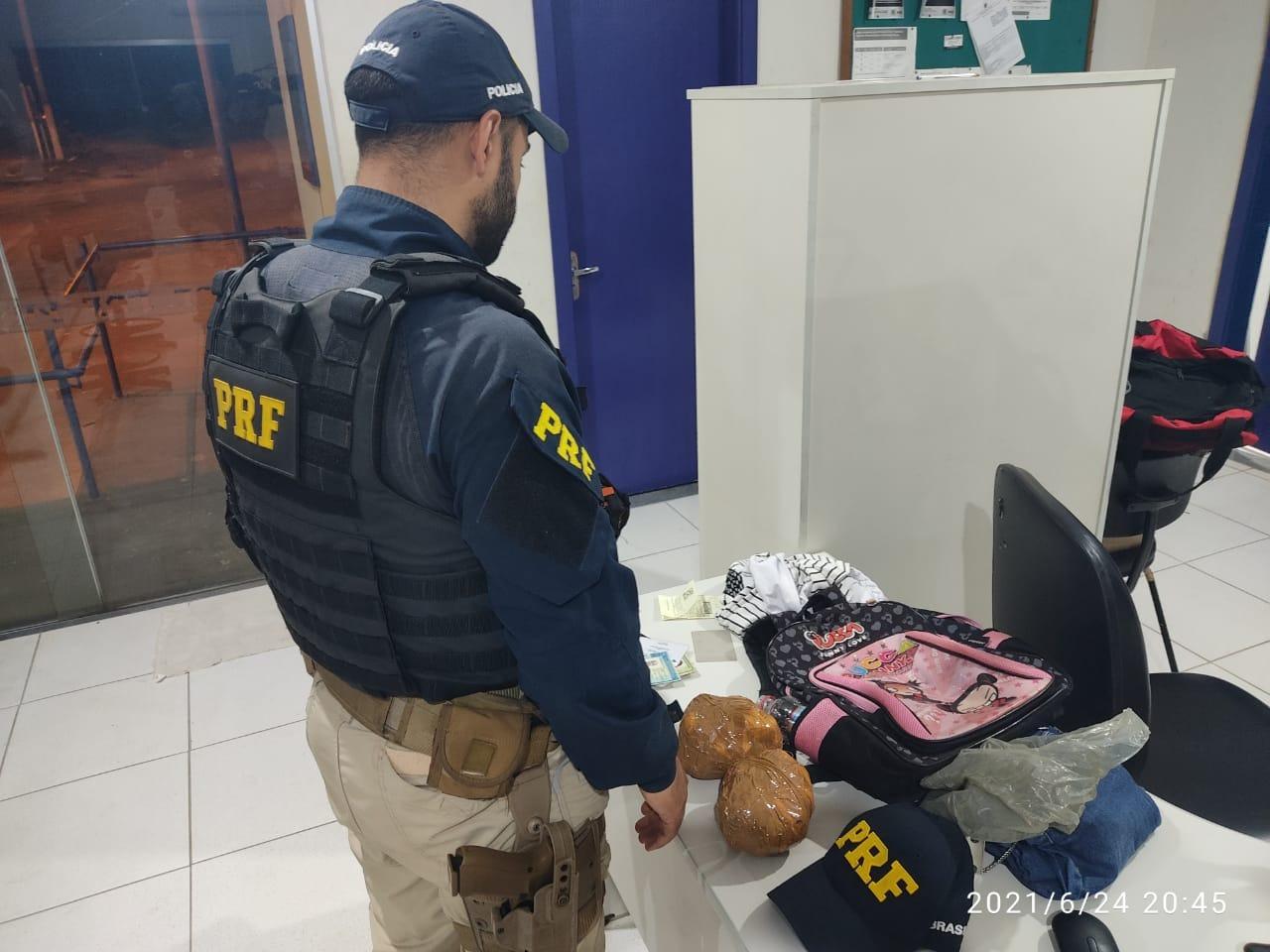 PRF prende mulher transportando cocaína em ônibus na BR-262 em Três Lagoas (MS) PRF prende mulher transportando cocaína em ônibus na BR-262 em Três Lagoas (MS)