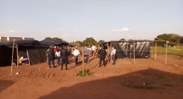 Sem ter onde morar, famílias invadem área pública no bairro São João, em Três Lagoas Sem ter onde morar, famílias invadem área pública no bairro São João, em Três Lagoas