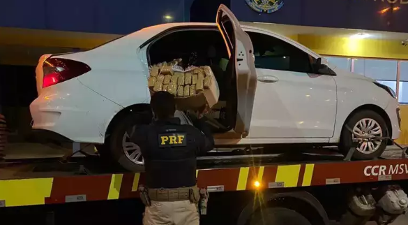 Traficante colide em praça de pedágio e é pego com maconha Traficante colide em praça de pedágio e é pego com maconha