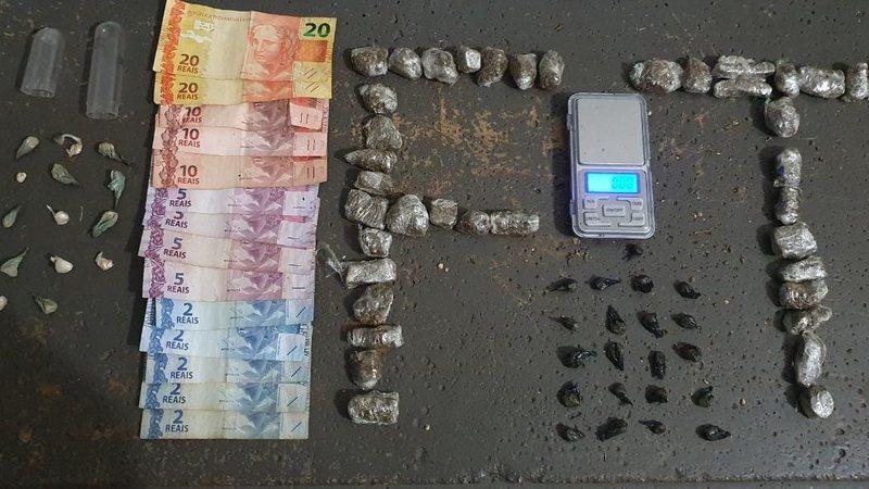 Três adolescentes são apreendidos em flagrante com dinheiro e drogas Três adolescentes são apreendidos em flagrante com dinheiro e drogas