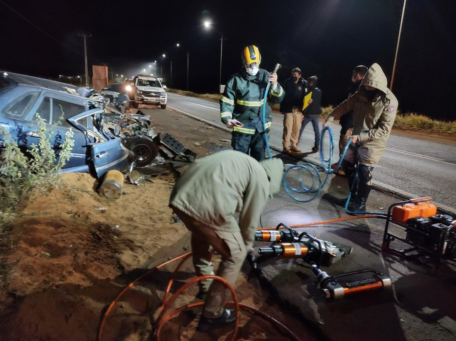 Grave acidente entre carro e carreta faz vítima fatal na BR-262 em Água Clara (MS)