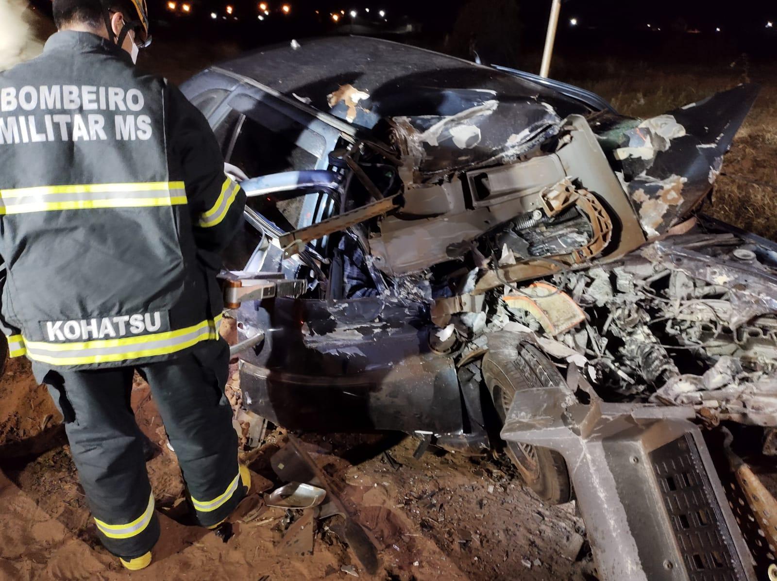 Grave acidente entre carro e carreta faz vítima fatal na BR-262 em Água Clara (MS)