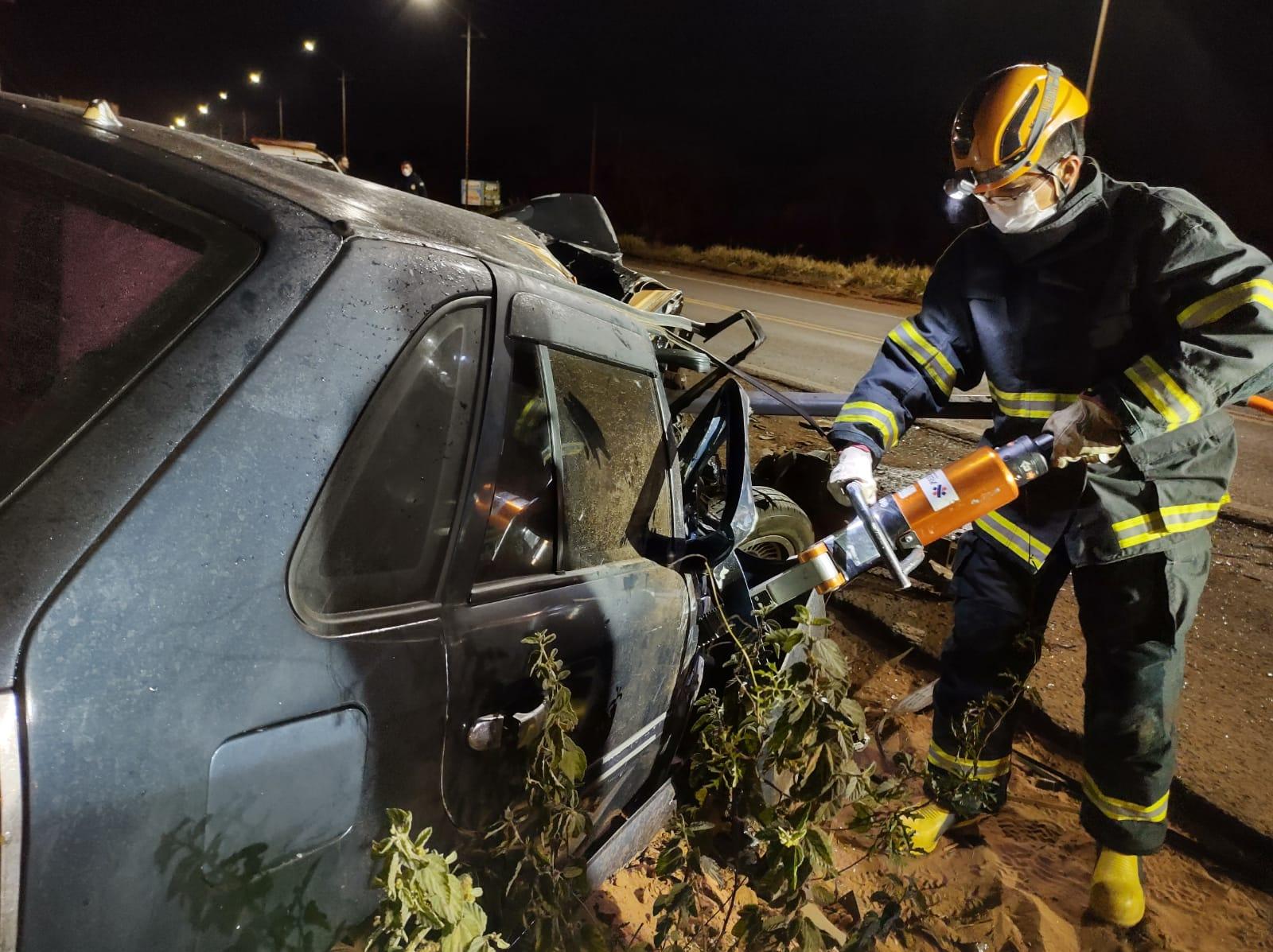 Grave acidente entre carro e carreta faz vítima fatal na BR-262 em Água Clara (MS)