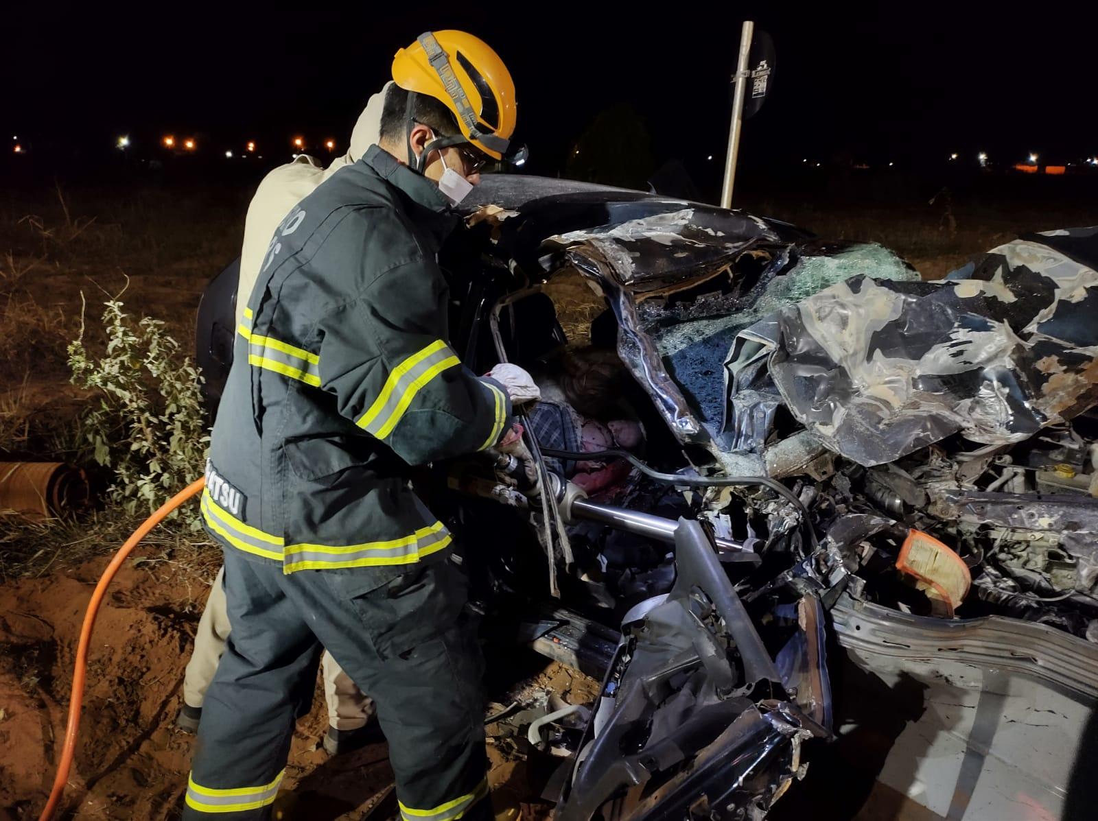 Grave acidente entre carro e carreta faz vítima fatal na BR-262 em Água Clara (MS)
