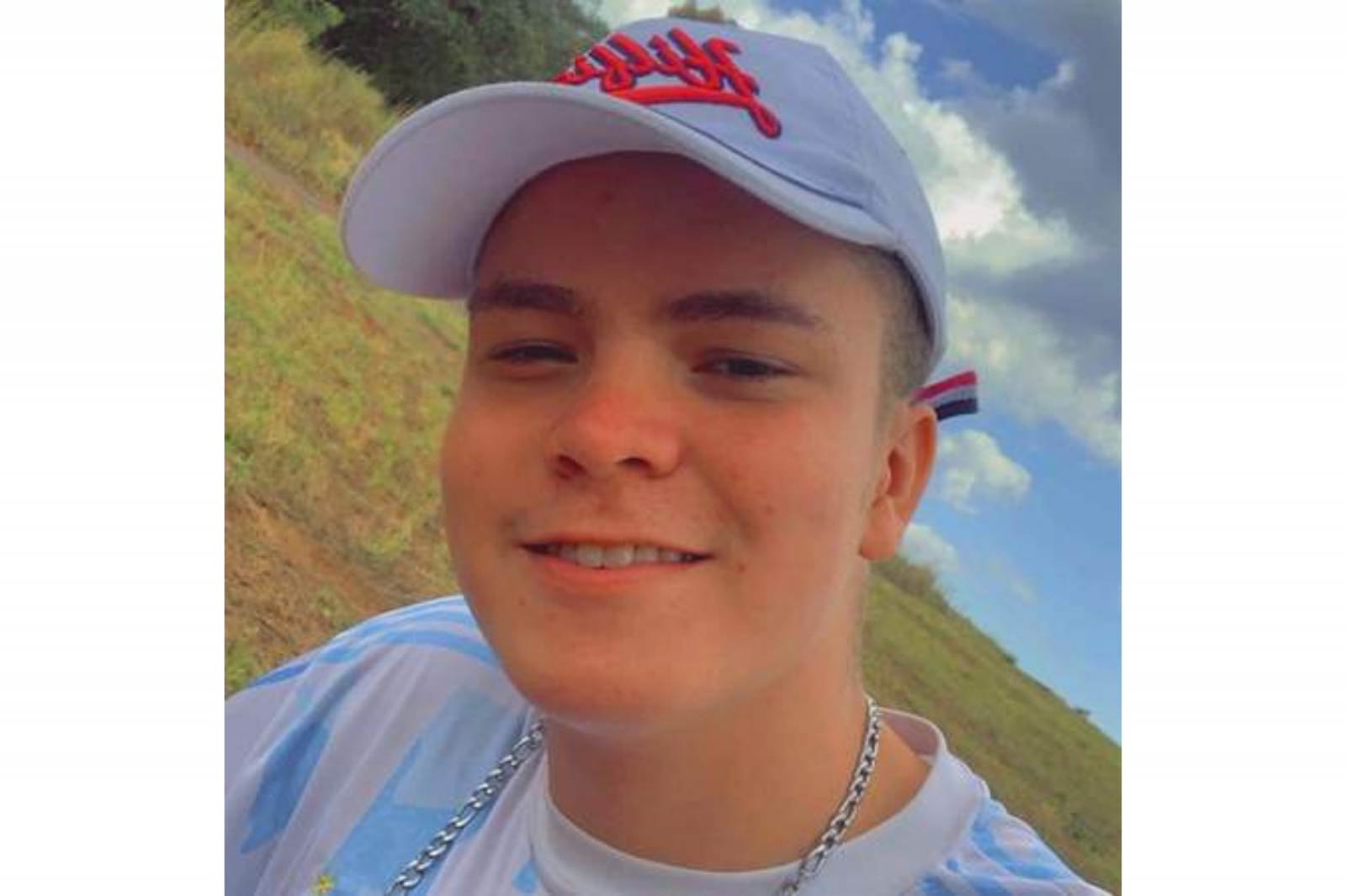 Adolescente de 17 anos morre depois de bater moto em caçamba