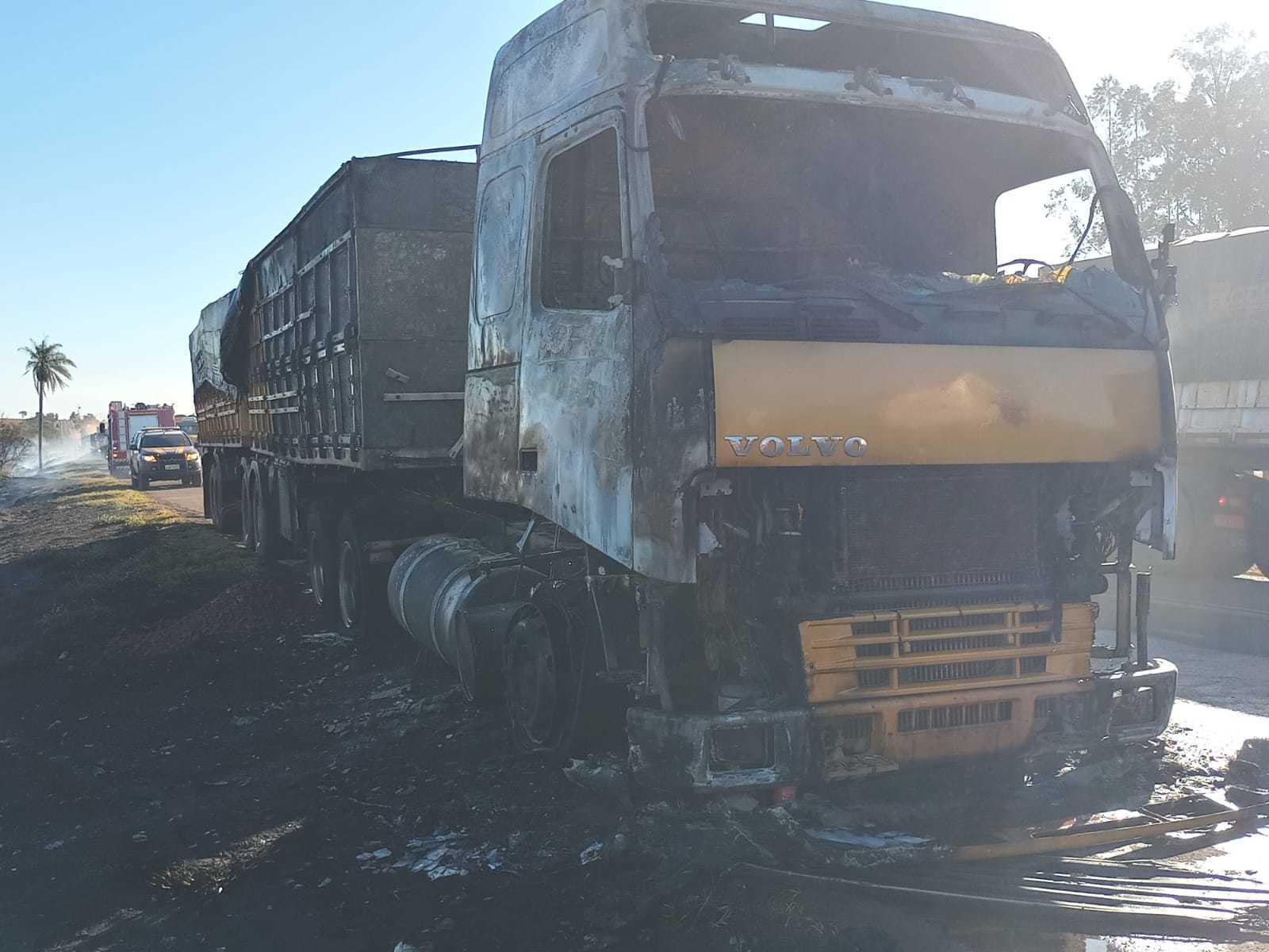 Carreta pega fogo e força das chamas impressiona motoristas em rodovia Carreta pega fogo e força das chamas impressiona motoristas em rodovia