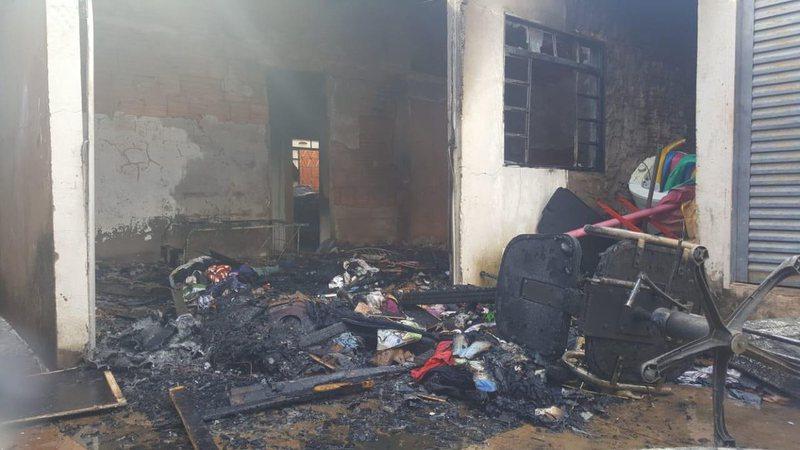 Casa é incendiada em cidade de MS e moradora desconfia de ex-marido