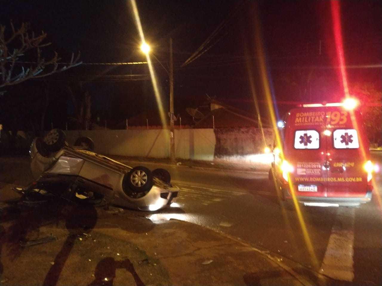 Colisão seguida de capotagem deixa duas crianças feridas em Campo Grande