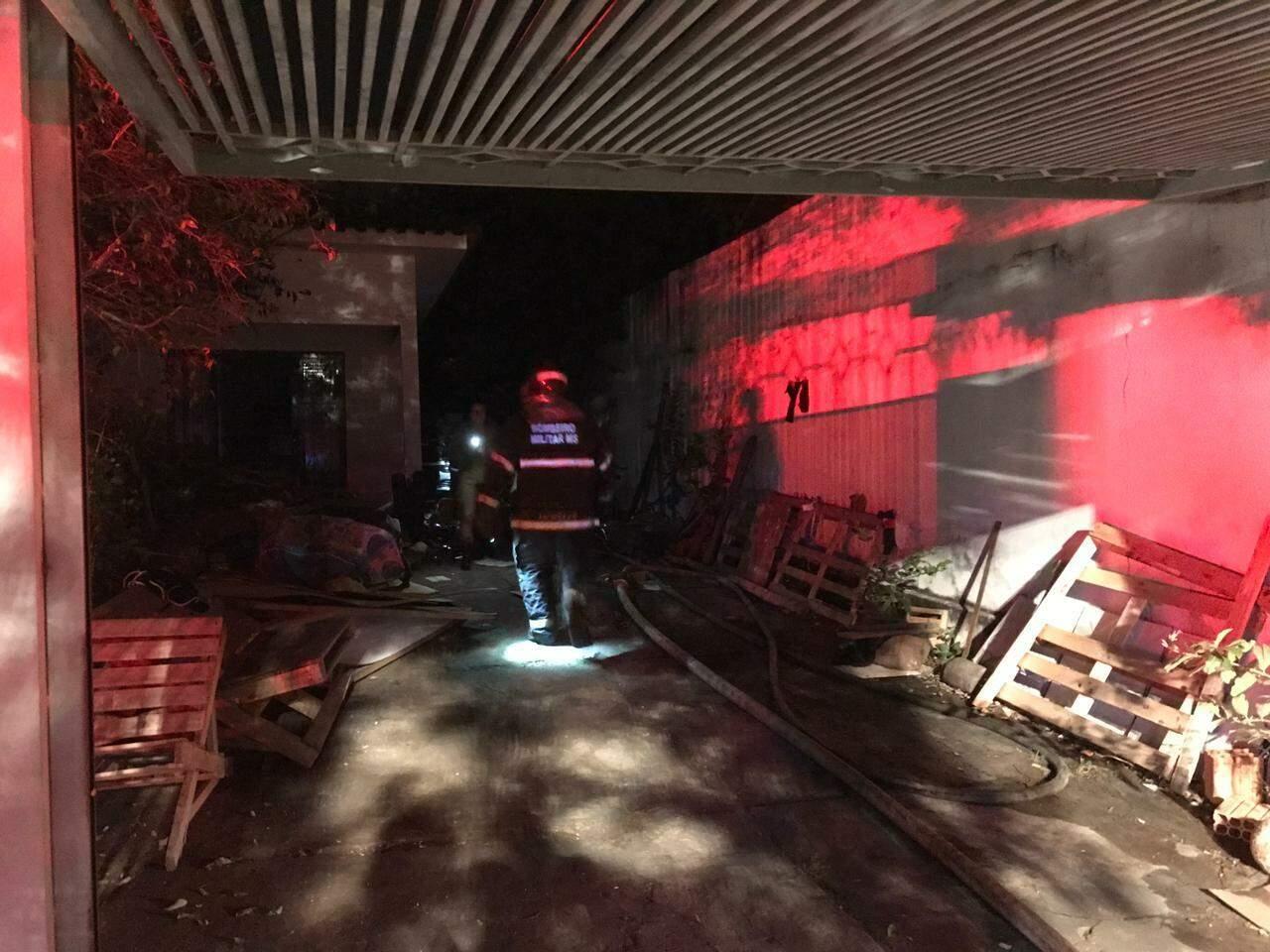Filha e neto escapam, mas avó morre carbonizada em incêndio em Campo Grande