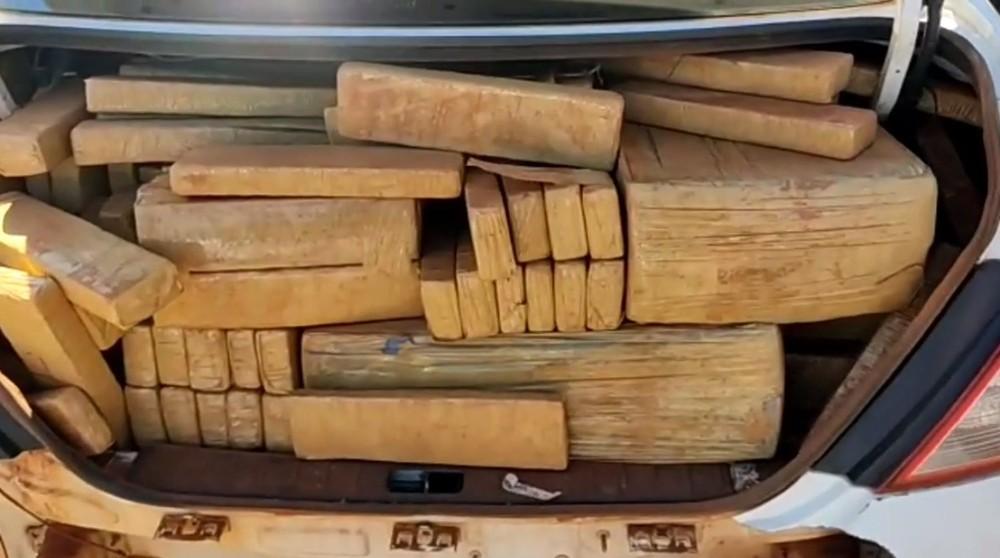 Homem aceita proposta de tráfico em GO e acaba preso em MS com carro cheio de droga após tiro e perseguição