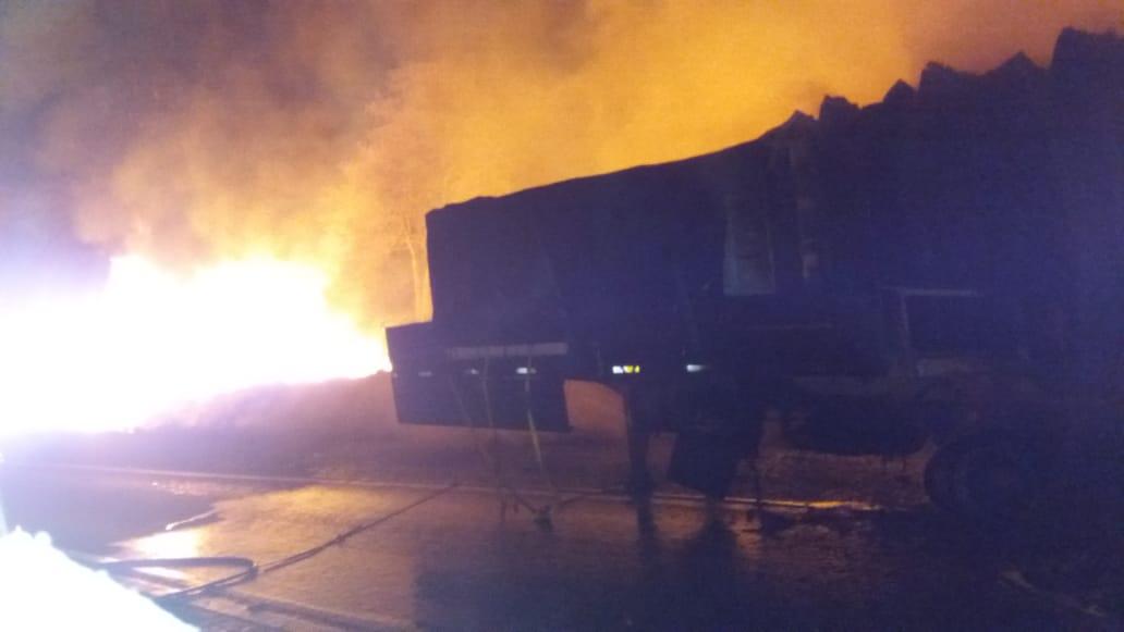 Incêndio em carreta carregada com celulose mobiliza Bombeiros em Três Lagoas (MS) Incêndio em carreta carregada com celulose mobiliza Bombeiros em Três Lagoas (MS)