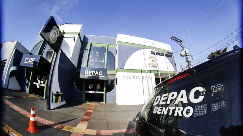 Ladrão aponta arma e tenta beijar rapaz durante assalto em Campo Grande Ladrão aponta arma e tenta beijar rapaz durante assalto em Campo Grande