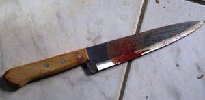Mulher acorda de madrugada e vê marido sendo esfaqueado por grupo em casa Mulher acorda de madrugada e vê marido sendo esfaqueado por grupo em casa