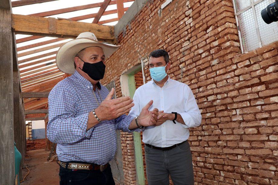No Distrito de Arapuá, prefeito Guerreiro e Secretário Estadual Eduardo Riedel, visitam escola em reforma