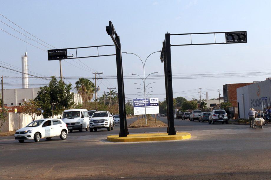 Novo semáforo é instalado entre o cruzamento das Avenidas Capitão Olinto Mancini e João Thomes
