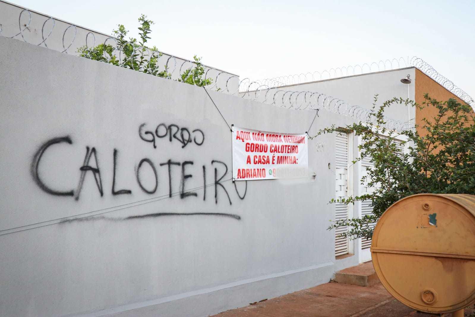 Pichador insiste contra “caloteiro” e morador revida com placa Pichador insiste contra “caloteiro” e morador revida com placa