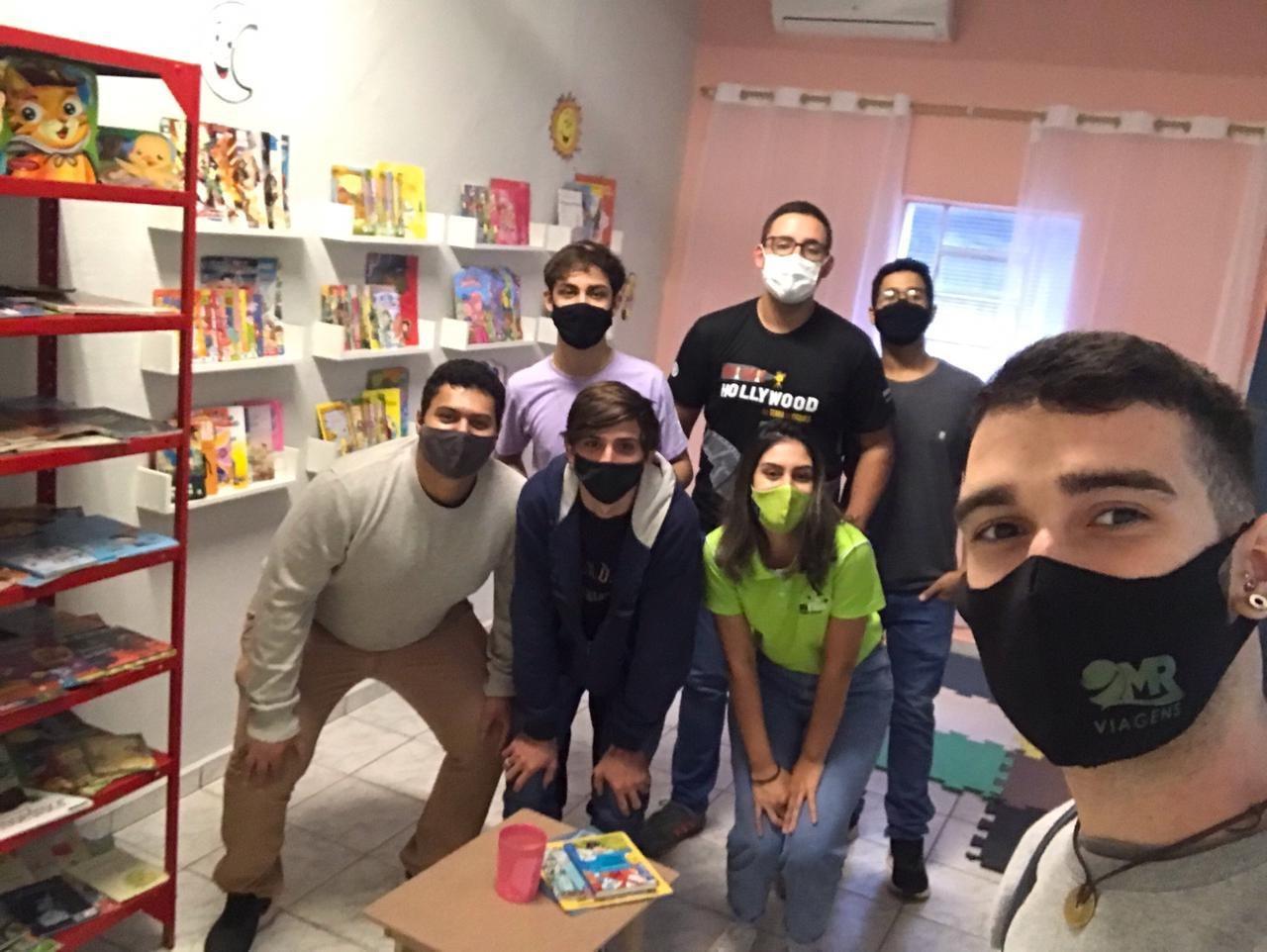 Rotaract Club de Três Lagoas entrega bibliotecas para instituições da cidade