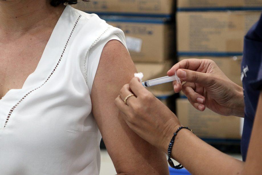 TL recebe mais 4.916 dose contra Covid-19 e continuará imunizando com 1ª dose pessoas com 31 anos ou mais e 2ª dose de AstraZeneca TL recebe mais 4.916 dose contra Covid-19 e continuará imunizando com 1ª dose pessoas com 31 anos ou mais e 2ª dose de AstraZeneca