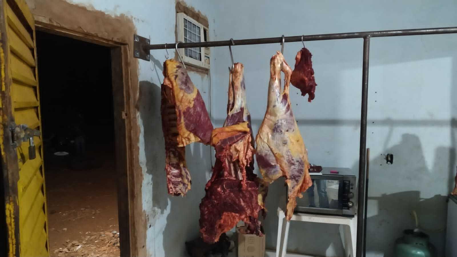 Trio é preso com 180 kg de carne imprópria, arma e munições para abate de gado Trio é preso com 180 kg de carne imprópria, arma e munições para abate de gado
