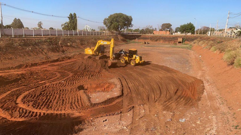 Piscinão do bairro Novo Oeste passa por limpeza nesta segunda- feira