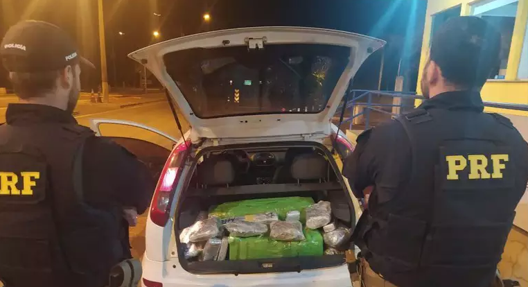 Adolescente é apreendido em carro roubado recheado de drogas em MS Adolescente é apreendido em carro roubado recheado de drogas em MS