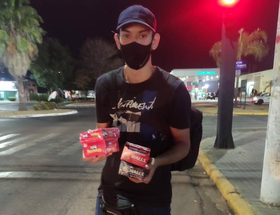 Batalhador, motoboy que teve veículo destruído por caminhoneiro embriagado vende doces no semáforo Batalhador, motoboy que teve veículo destruído por caminhoneiro embriagado vende doces no semáforo