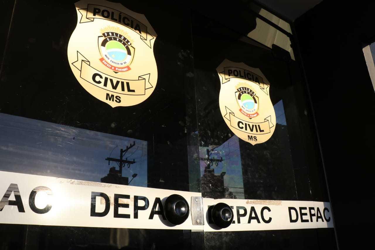 Bêbada, mulher diz que é da PF e vai presa por atrapalhar, xingar e agredir PMs Bêbada, mulher diz que é da PF e vai presa por atrapalhar, xingar e agredir PMs